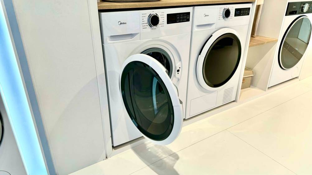 Midea-Waschmaschine getestet: Ein geöffnetes Gerät von schräg seitlich.