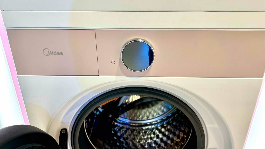 WLAN-Waschmaschine im Test: Detailansicht des großen Betriebsknopfes.