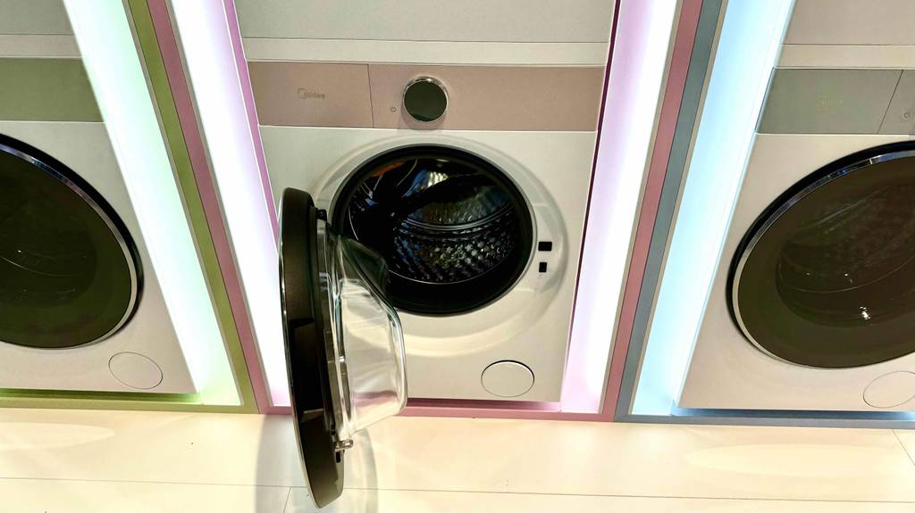 Frontansicht einer getesteten WLAN-Waschmaschine mit geöffneter Tür.