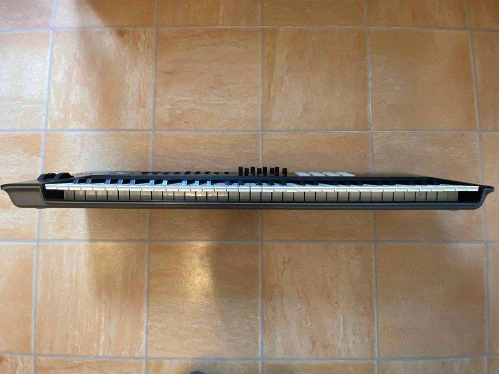 Midi-Keyboard getestet: Ein Keyboard auf die Rückseite getellt, von oben.