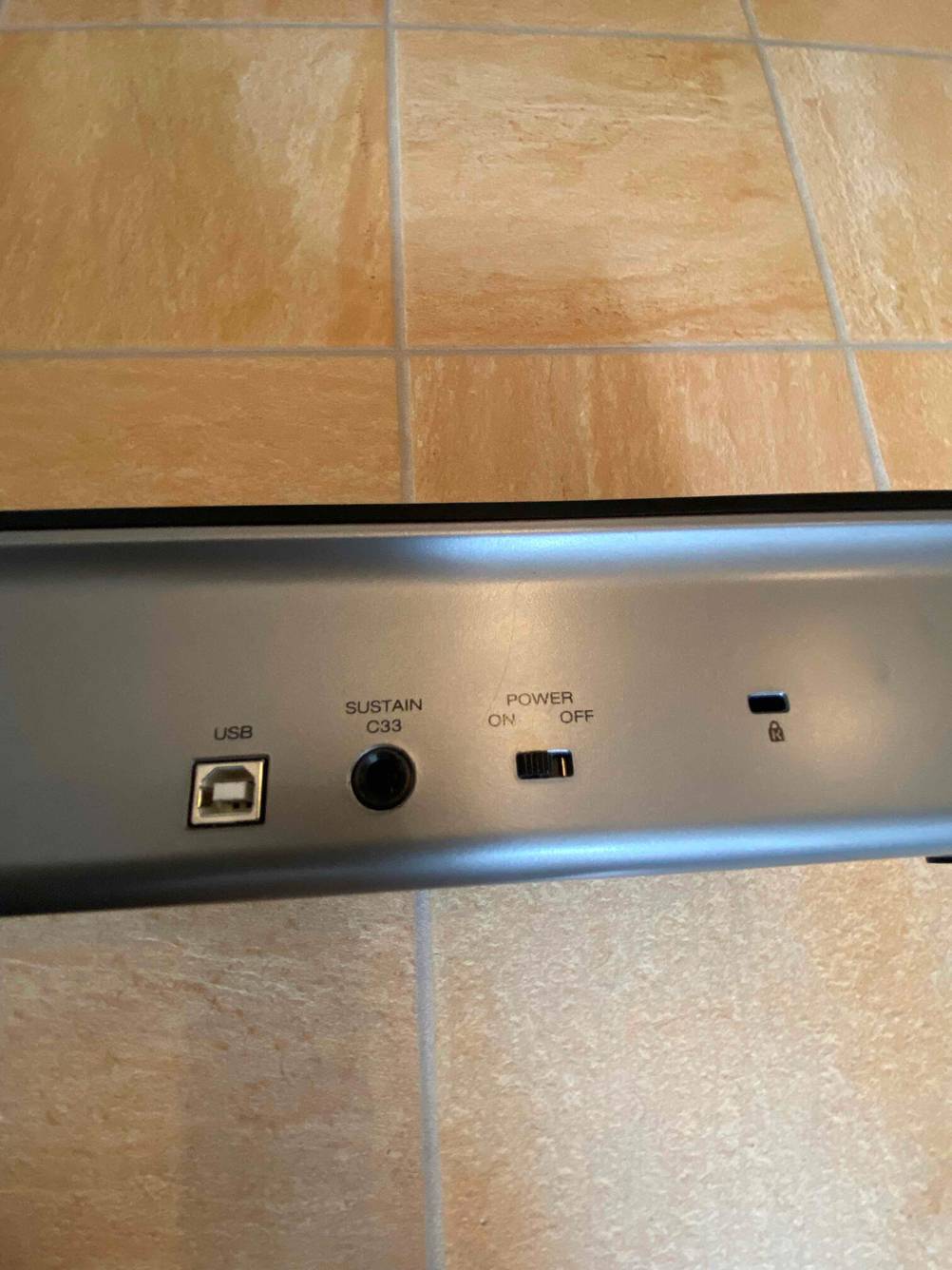 Nahaufnahme der Anschlüsse an der Rückseite eines Midi-Keyboards.