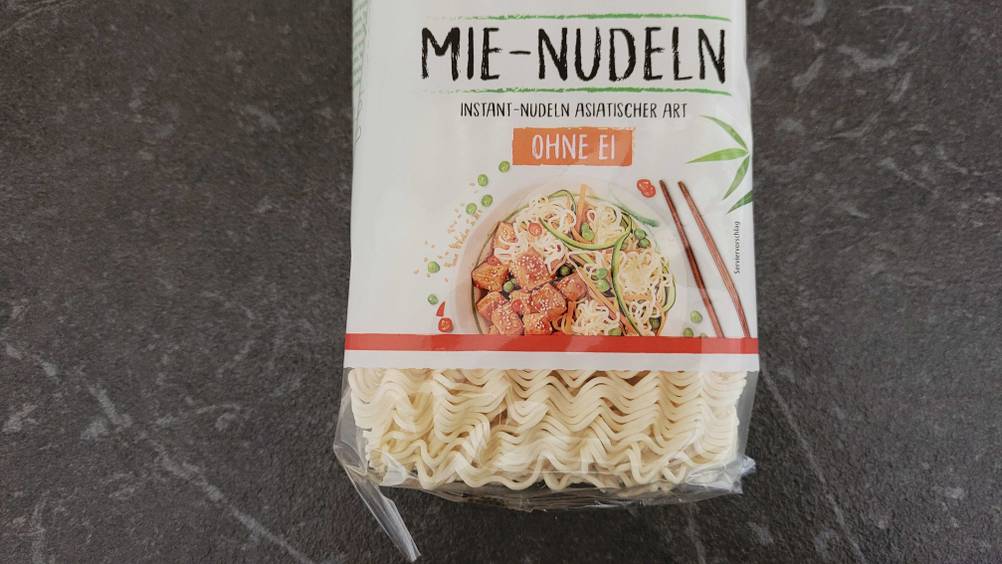 Nahaufnahme der Packung der getesteten Mie-Nudeln mit transparentem Boden.