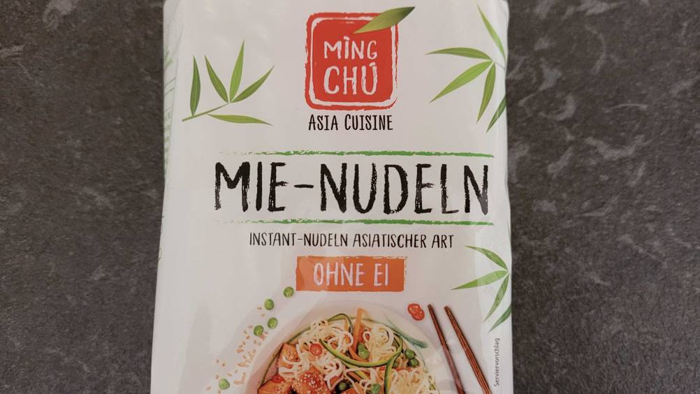 Mie-Nudeln getestet: Nahaufnahme der Verpackung von vorne mit Informationen und Logo.