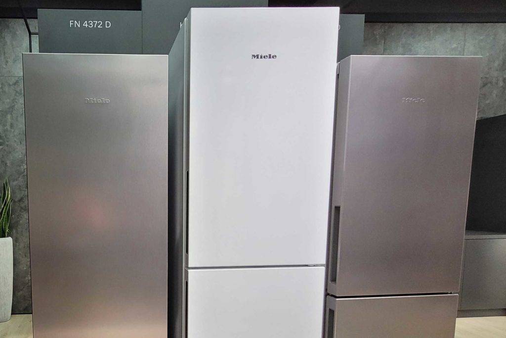 Der Gefrierschrank im Test steht neben weiteren Geräten auf dem Boden.