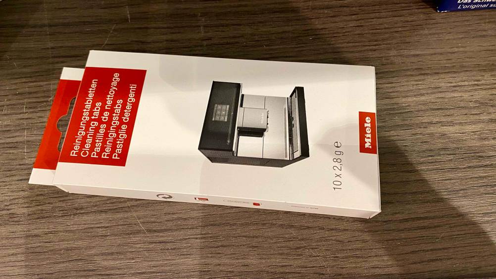 Reinigungstabletten für den Kaffeevollautomaten getestet: Packung liegt auf dem Tisch.