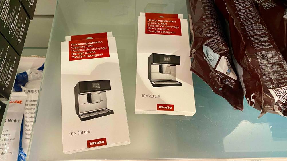Reinigungstabletten für den Kaffeevollautomaten im Test: Zwei Packungen liegen nebeneinander.