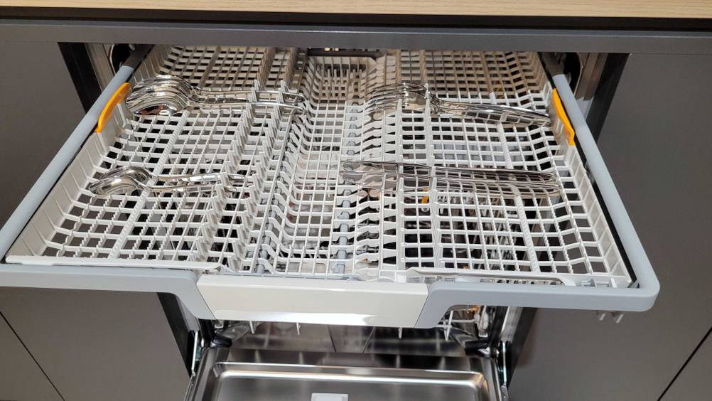 Nahaufnahme der Besteckablage einer getesteten, integrierbaren XXL-Spülmaschine.