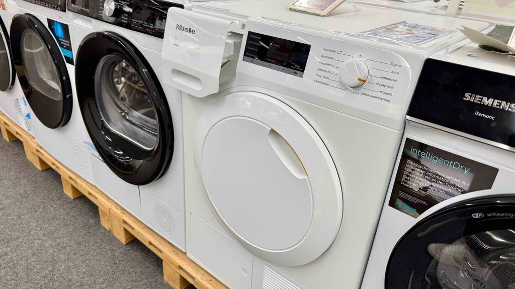 Wärmepumpentrockner 7 kg getestet: Das Waschmittelfach ist geöffnet.