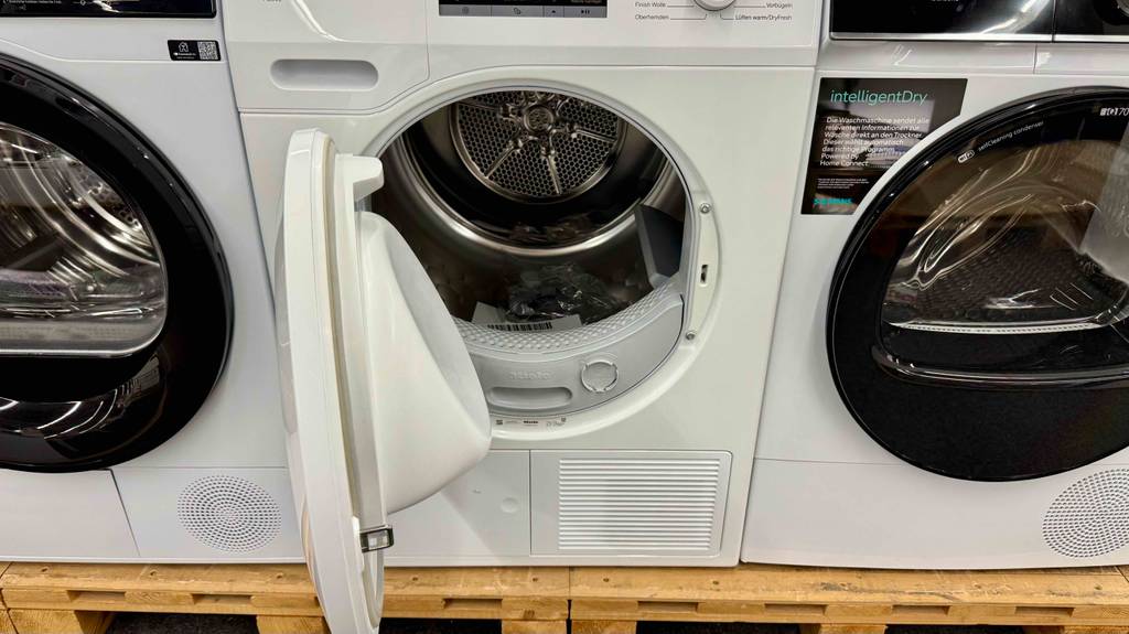 Die Tür von einem Wärmepumpentrockner 7 kg im Test ist geöffnet.