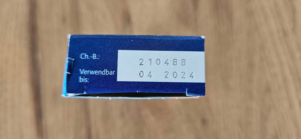 Migräne-Tabletten-Test: Seitenansicht der Verpackung mit Haltbarkeitsdatum.