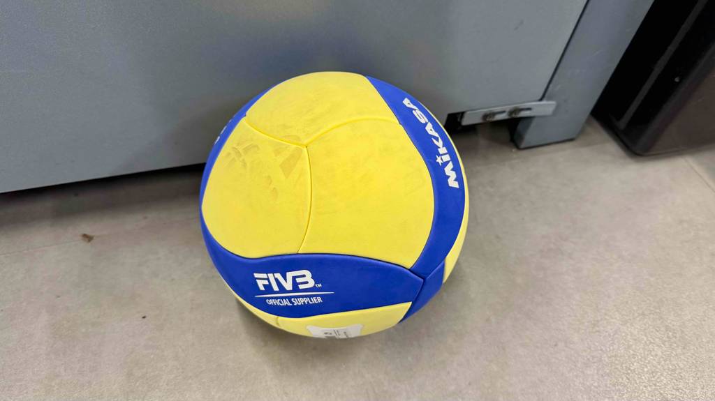 Im Test: Blick von schräg oben auf einen Mikasa-Volleyball am Boden.