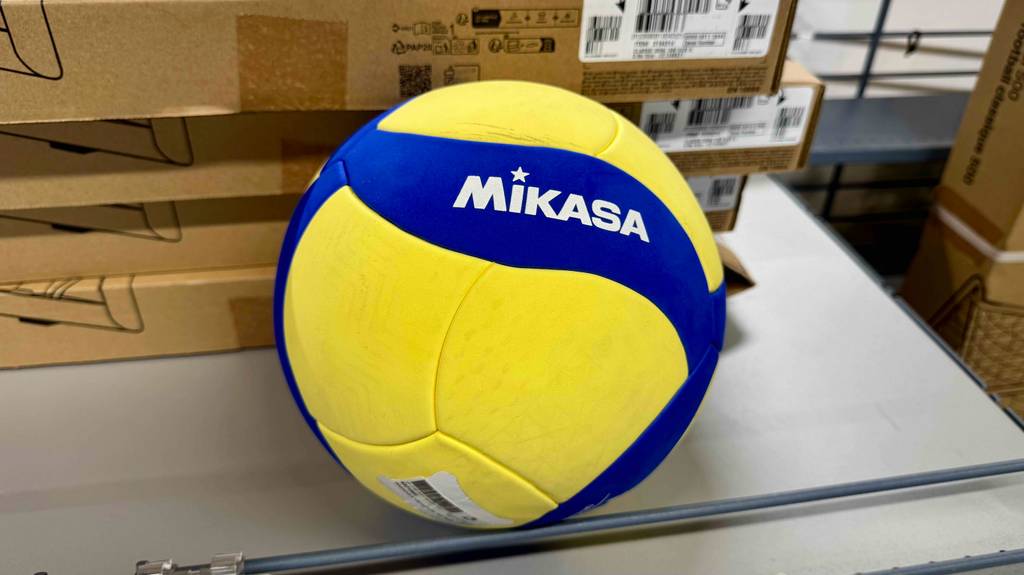 Auf einem getesteten Mikasa-Volleyball ist groß der Markenschriftzug aufgedruckt.