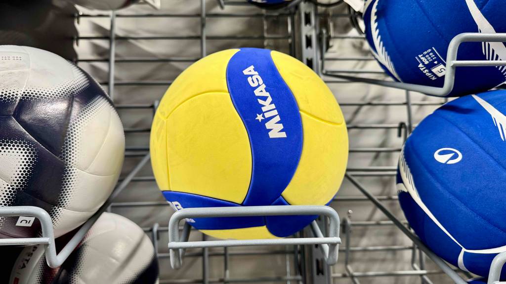 Mikasa-Volleyball im Test: Ein Ball liegt in einem Ballkorbregal.