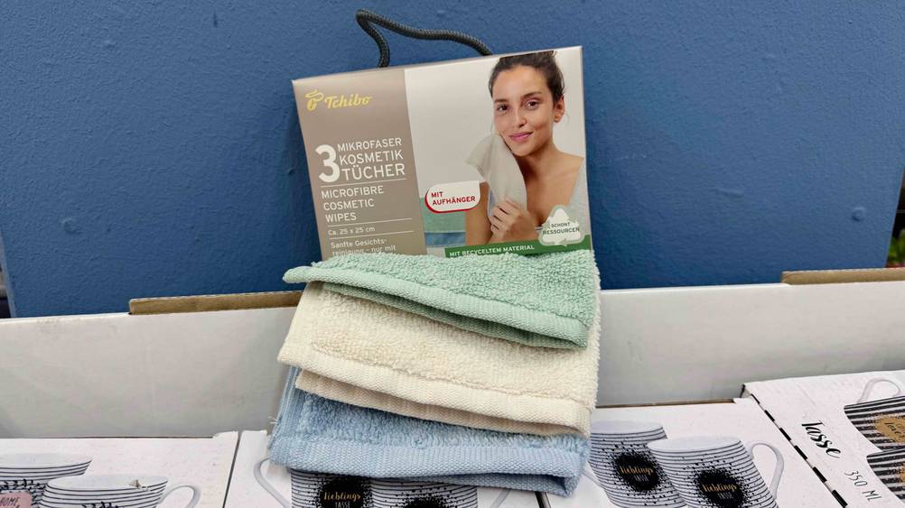 Vor einer blauen Wand befinden sich die getesteten Mikrofaser-Abschminktücher.