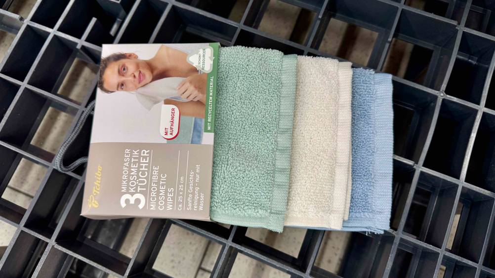 Mikrofaser-Abschminktücher im Test: Die verpackten Tücher auf einem Gitter.
