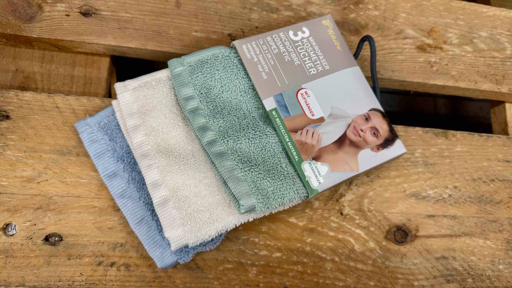 Die getesteten Mikrofaser-Abschminktücher liegen auf einer Holzpalette.
