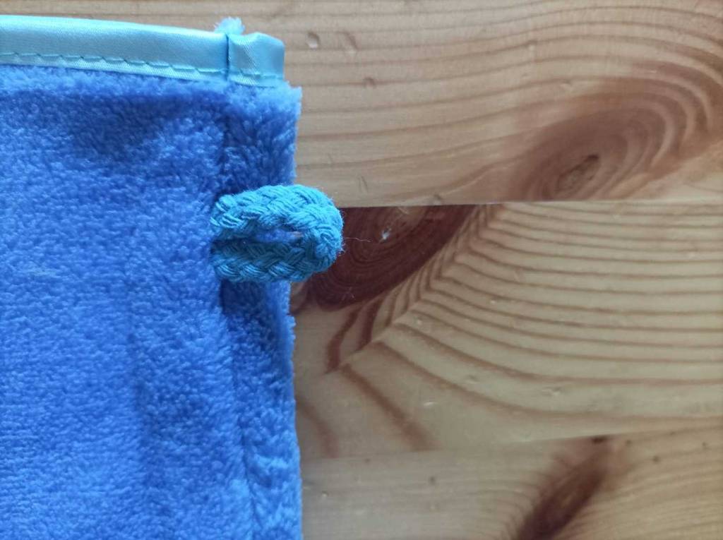Detailansicht der Aufhängschlaufe eines getesteten Mikrofaser-Waschlappens.