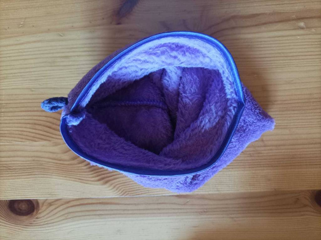 Im Test: Blick von oben in einen geöffneten Mikrofaser-Waschlappen.