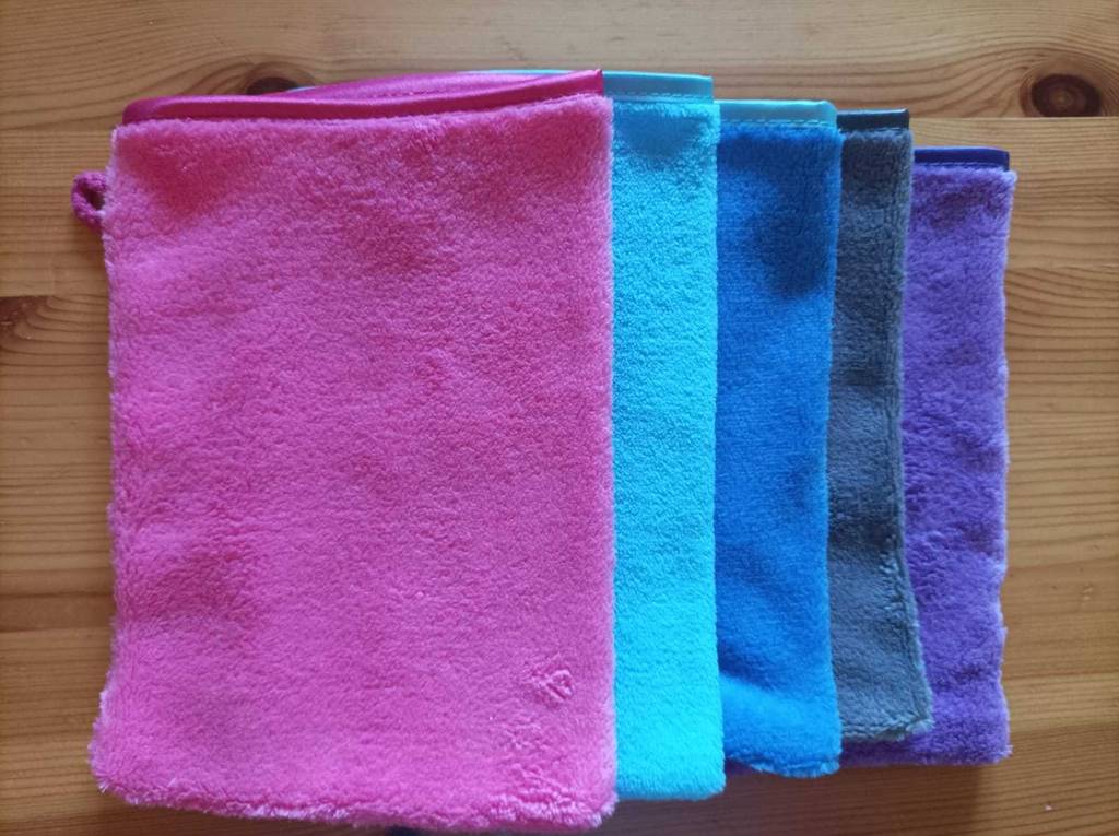Im Test. Mehrere Mikrofaser-Waschlappen liegen in Reihe übereinander.
