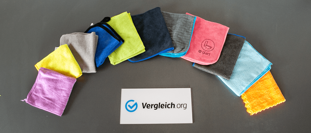 Mikrofasertuch-Test: Elf verschiedene Mikrofasertücher liegen nebeneinander.