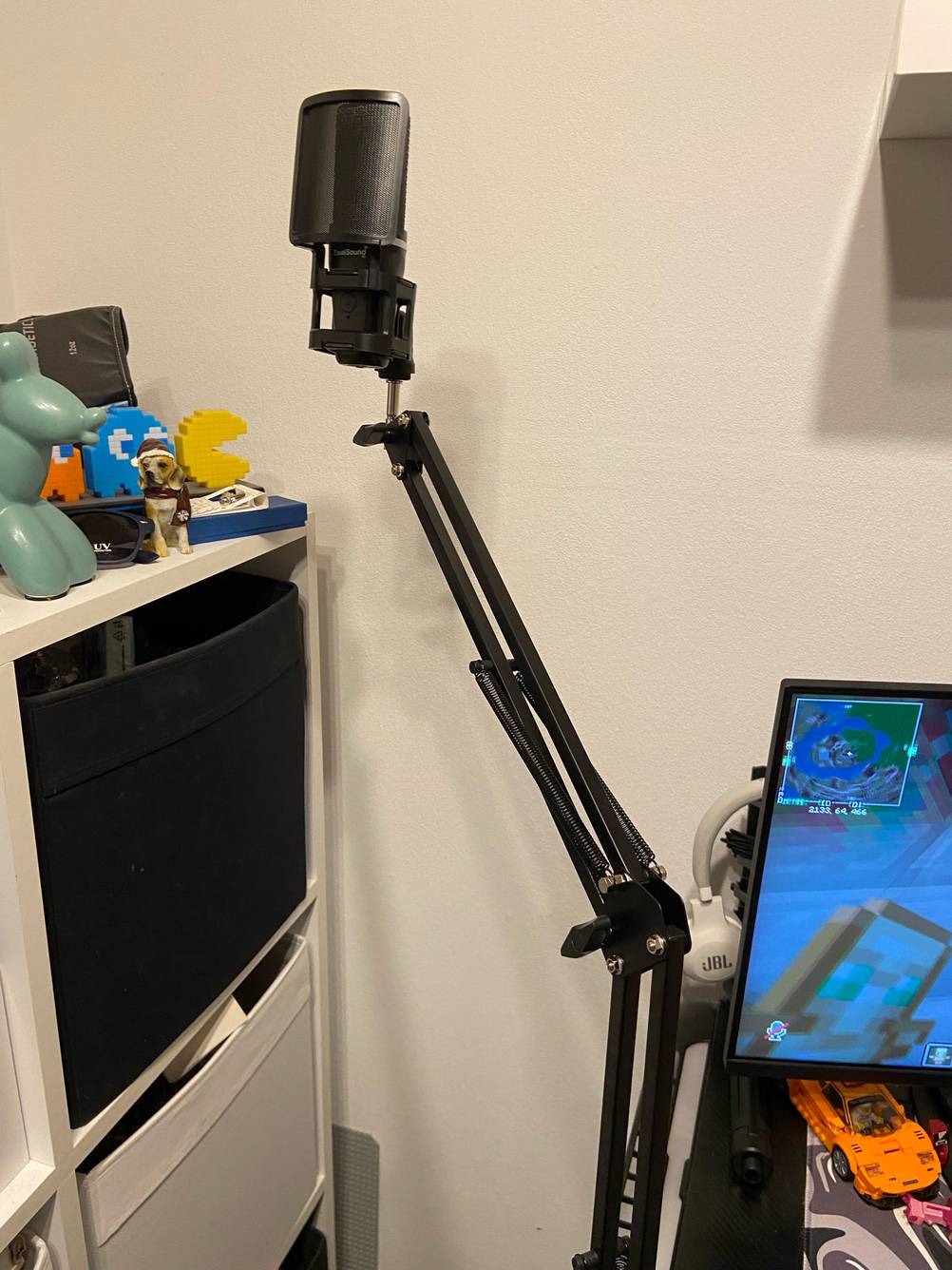 Das getestete Mikrofon auf einem Ständer in einem Zimmer aufgebaut.