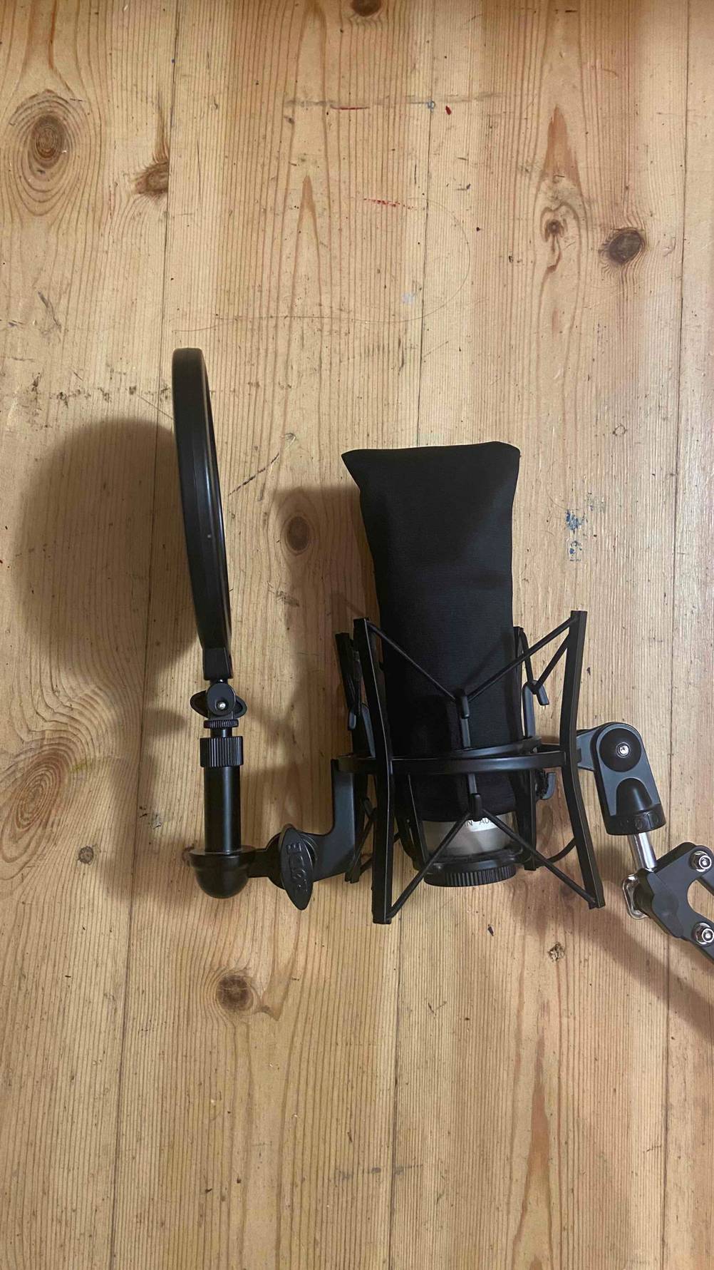 Mikrofonarm im Test: Mikrofon mit einem Popschutz ist an einem Mikrofonarm angeschlossen. 