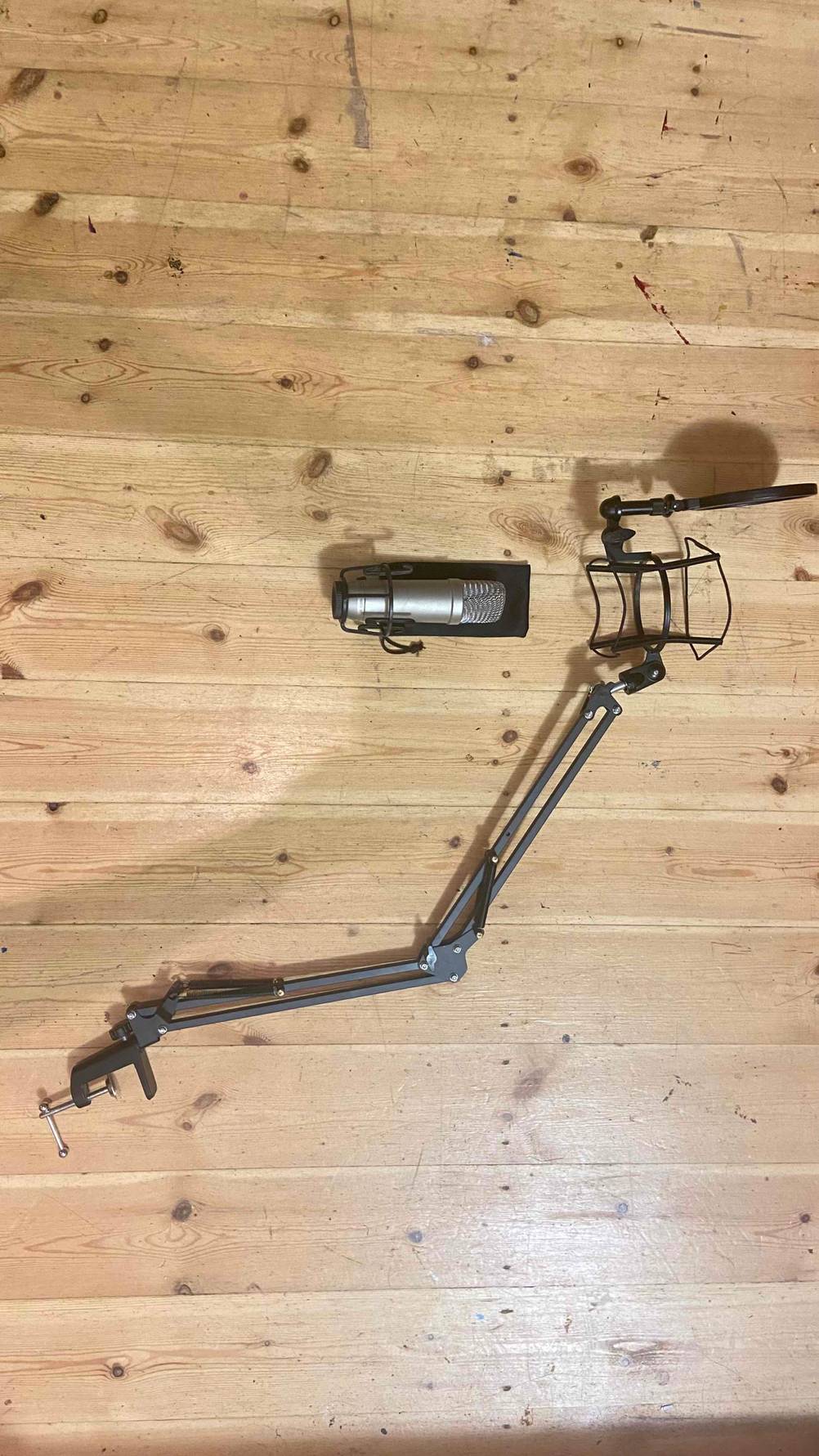 Auf dem Boden liegen die verschiedenen Bestandteile von einem getesteten Mikrofonarm.