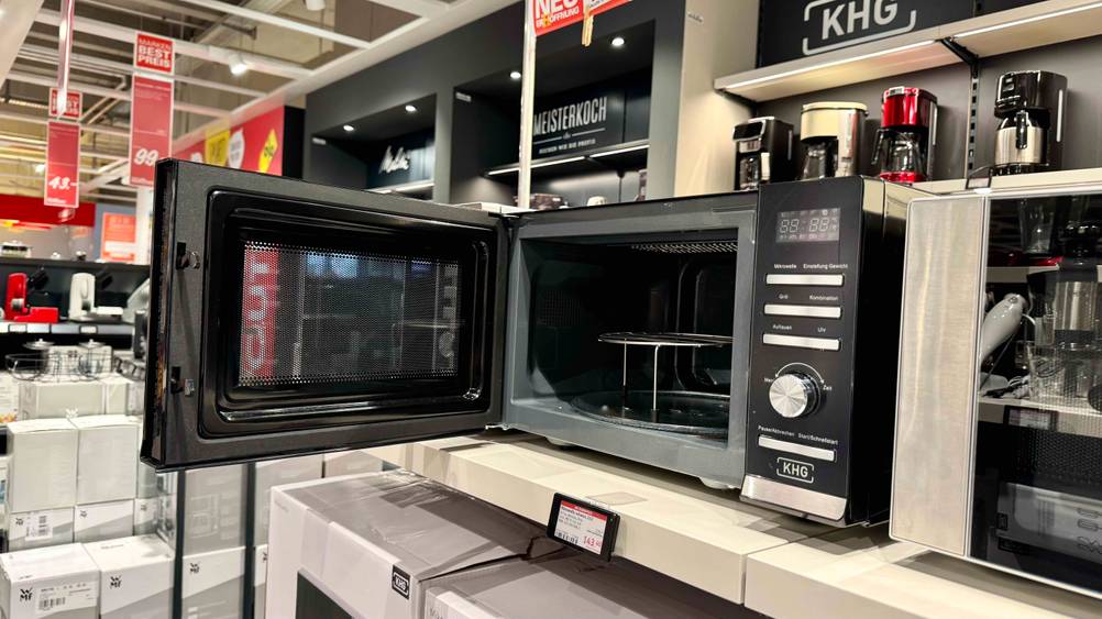 Mikrowelle 23 Liter getestet: Das Gerät mit geöffneter Tür.