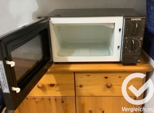 Fassungsvermögen einer Mikrowelle, die auf einem braunen Küchenschrank steht