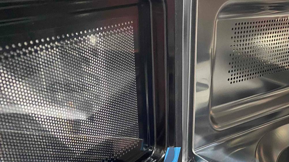 Mikrowelle mit Grill und Heißluft getestet: Nahaufnahme der Verbindung von Tür und Gehäuse.