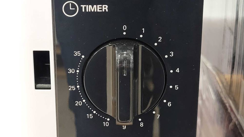 Mikrowelle unter 100 Euro getestet: Nahaufnahme des Einstellrades für den Timer.