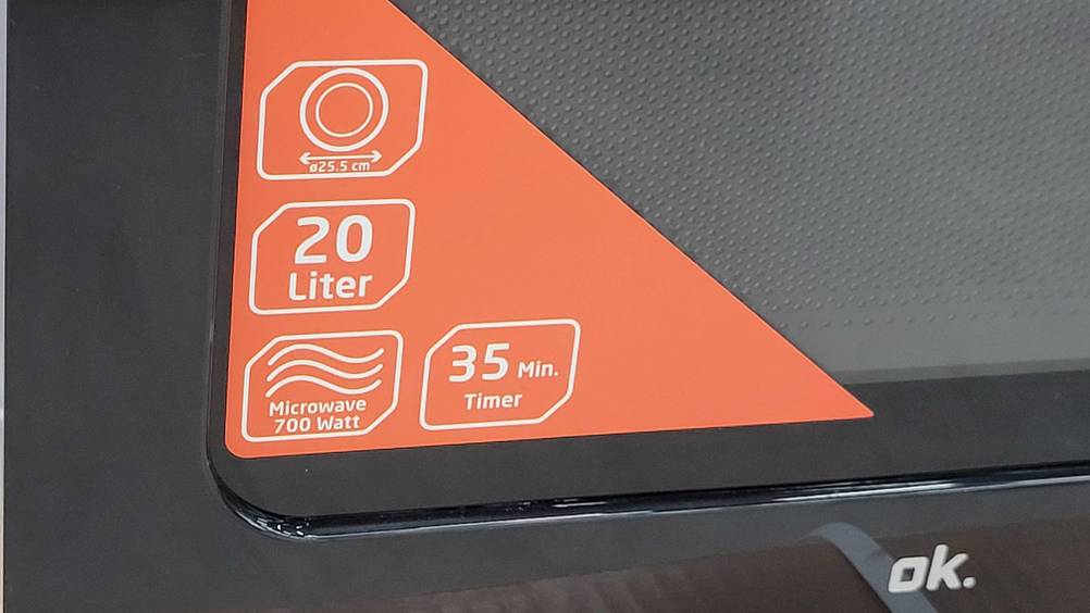 Mikrowelle unter 100 Euro getestet: Nahaufnahme des Aufklebers auf dem Gerät.