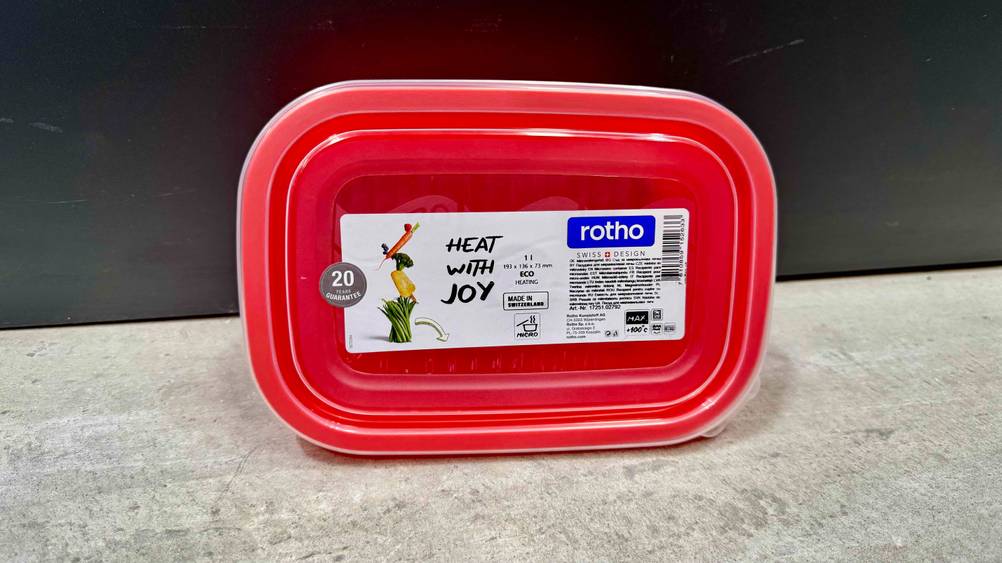 Eine Mikrowellendose im Test von vorne mit Label.
