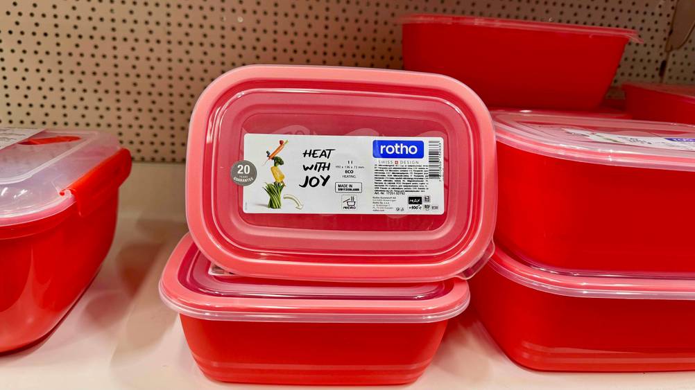 Mikrowellendose im Test: Mehrere Dosen in einem Verkaufsregal.