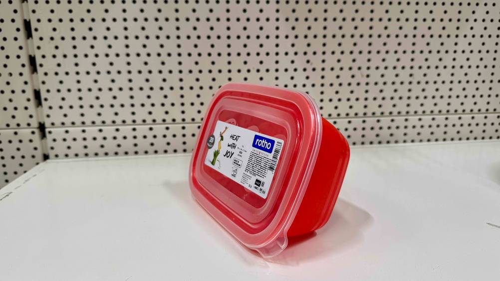 Seitenansicht der Mikrowellendose im Test auf einer hellen Fläche stehend.