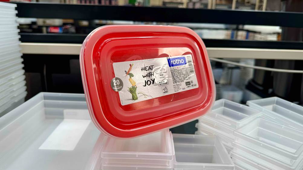 Eine getestete Mikrowellendose leicht seitlich auf mehreren transparenten Boxen.