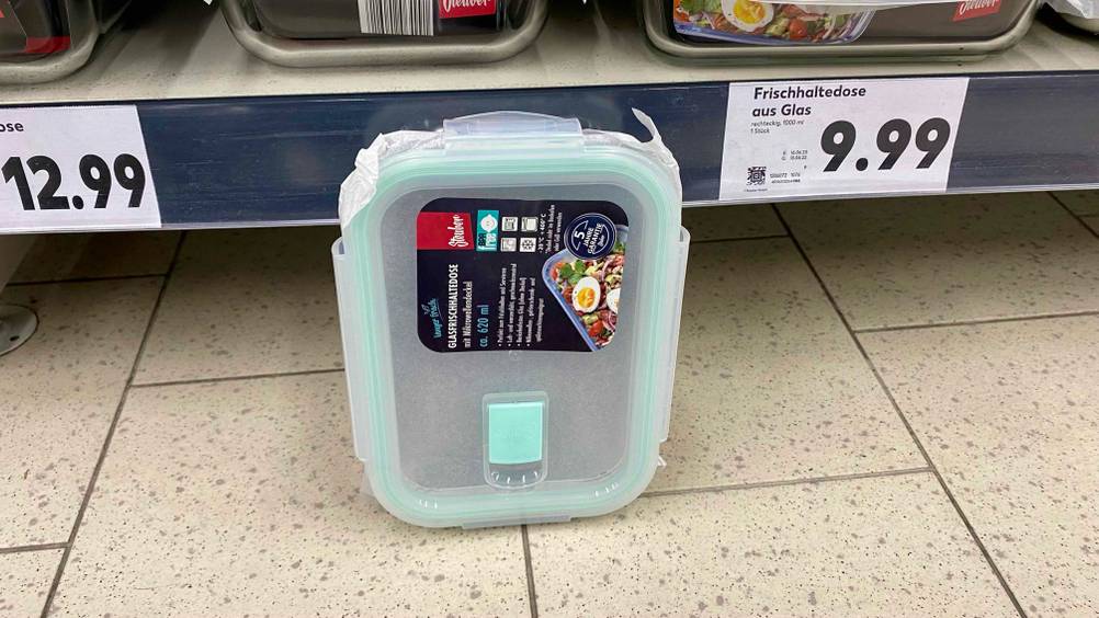 Ein getestetes Mikrowellengeschirr lehnt an einem Verkaufsregal mit Preisangaben.