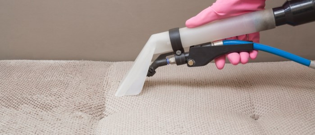 Milbensauger wird getestet und die Hälfte einer Matratze ist schon gereinigt