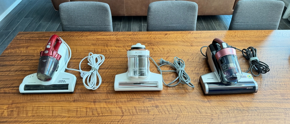 Drei getestete Milbensauger nebeneinander auf einem Tisch