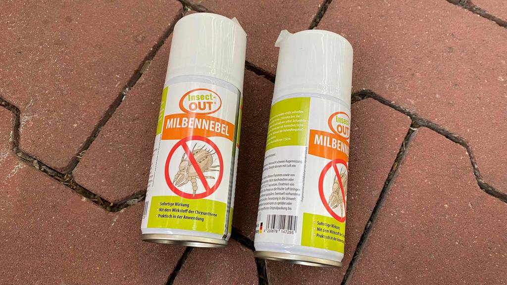 Zwei Flaschen getestetes Milbenspray.