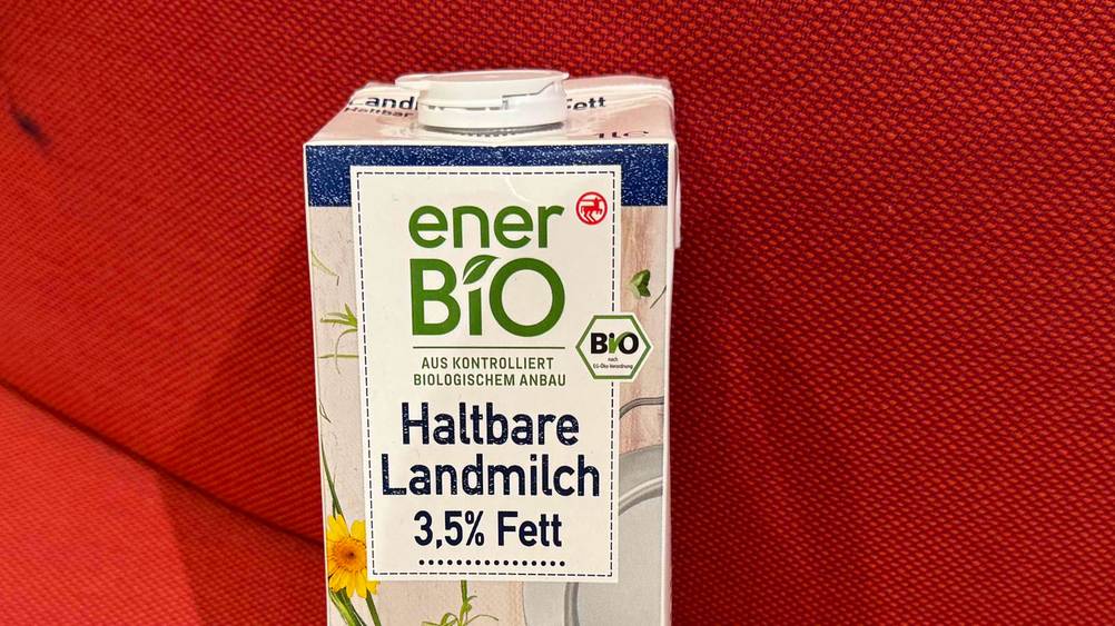 Milch getestet: Nahaufnahme der Informationen auf der Verpackung mit Logo und Artikelbezeichnung.