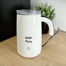 Der De’Longhi EMF 2.W Milchaufschäumer steht allein auf einer hellen Holzplatte. Das Gerät ist ausgeschaltet und vollständig aufgebaut.