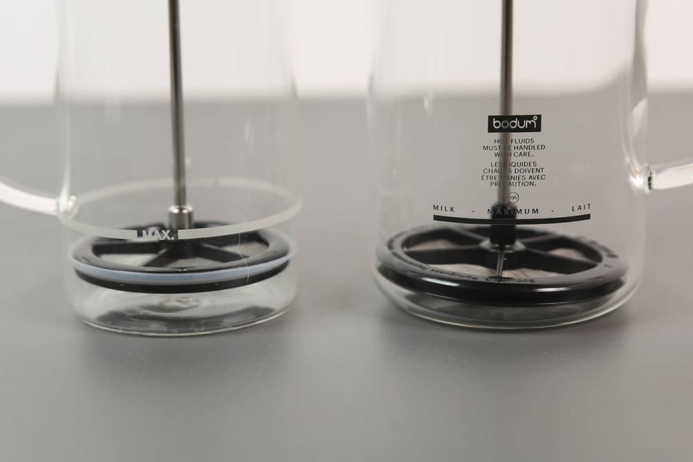 Hand-Milchaufschäumer im Test: Ansicht der Füllmengenmarkierung bei zwei Glas-Milchaufschäumern.