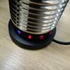 Detailansicht der beleuchteten LED-Symbole am Sockel des Nespresso Aeroccino 4. Die Programme sind farblich getrennt dargestellt.