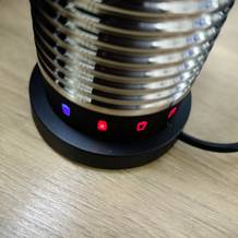 Detailansicht der beleuchteten LED-Symbole am Sockel des Nespresso Aeroccino 4. Die Programme sind farblich getrennt dargestellt.