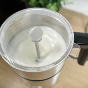 Der WMF Lono Milk & Choc schäumt Milch auf. Durch den transparenten Deckel ist der rotierende Quirl und die Bewegung des Schaums sichtbar.