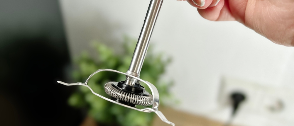 Nahaufnahme des Quirls vom WMF Lono Milk & Choc. Die Spirale sitzt fest auf einem Kunststoffträger.