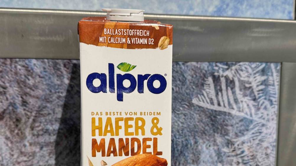 Milchersatz-Test: Nahaufnahme der Verpackung mit Logo und Arktielbezeichnung.