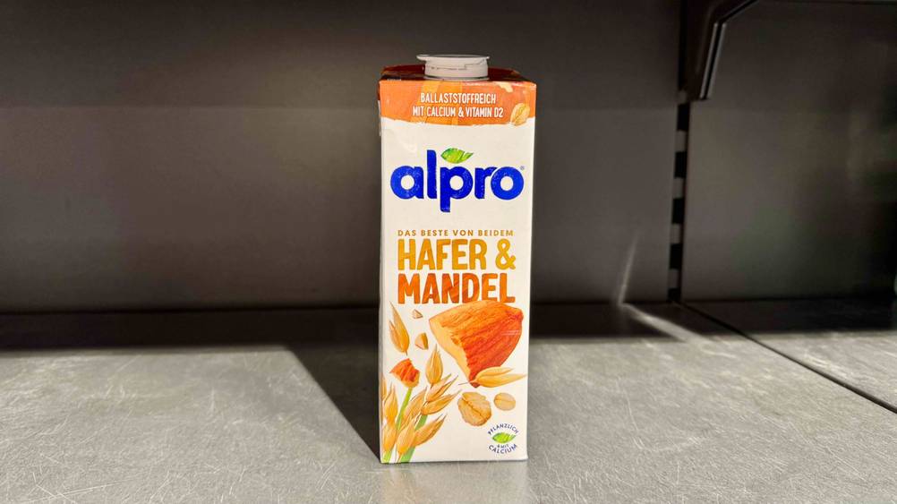 Milchersatz getestet: Eine Packung in einem Regal stehend von vorne.