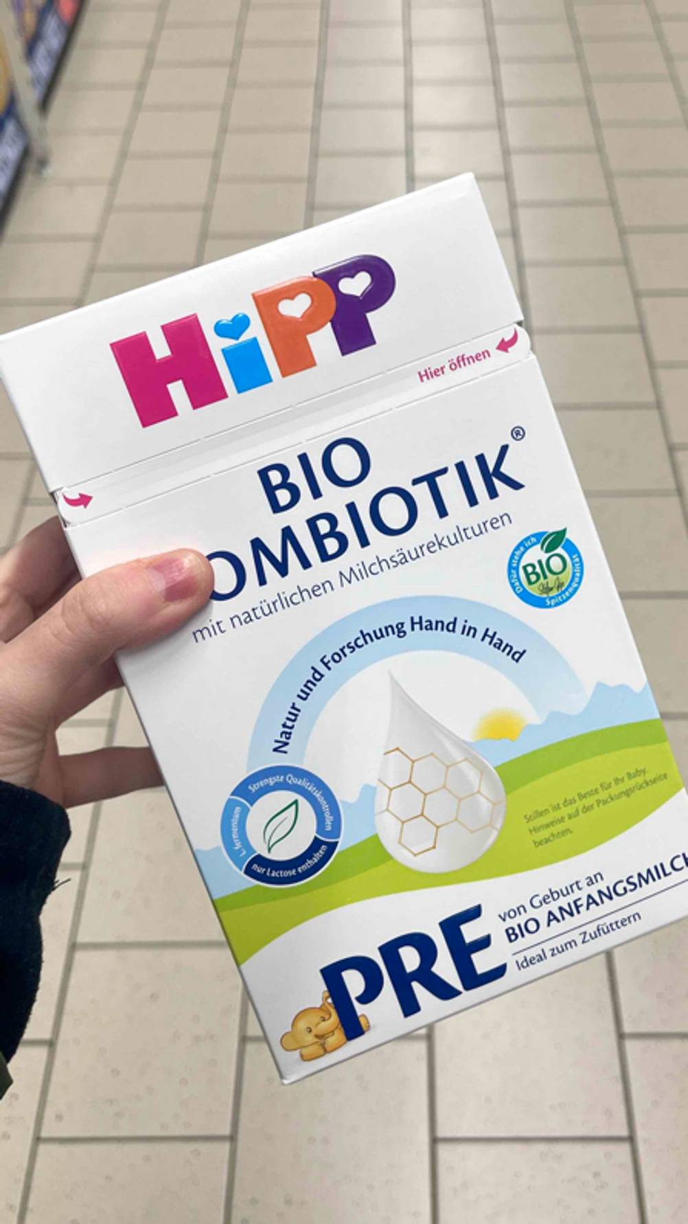 Milchnahrung-Test: Eine Hand hält eine Packung der Sorte Pre.